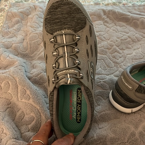 Sketchers air cooled memory foam sz 8.5 never worn - Picture 2 of 5